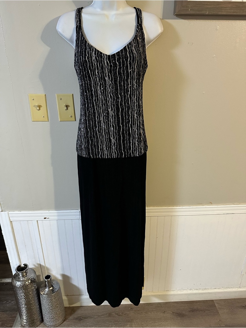 Alex Evenings Black & White Sleeveless V-Neck Maxi Dress